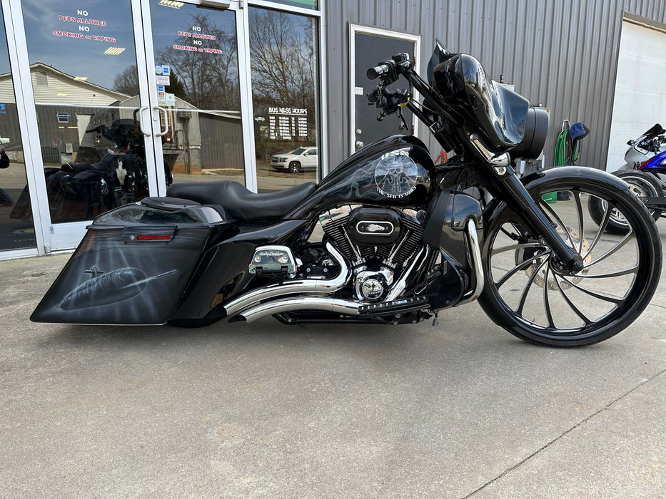 2011 Harley-Davidson Street Glide Color: Black Mileage: 9,238 VIN: 606762