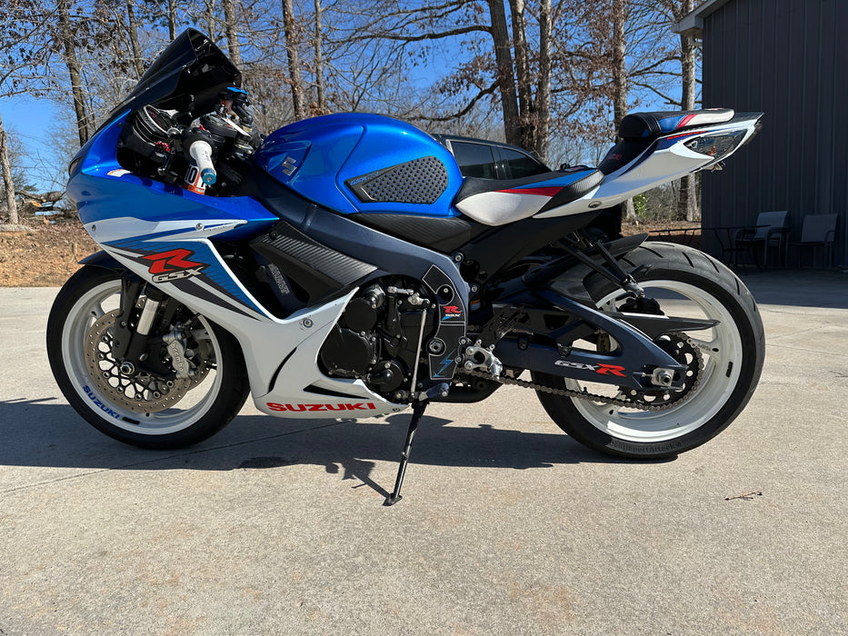 2011 Suzuki GSXR-600 Color: White/Blue Mileage: 23,242 VIN: 100472