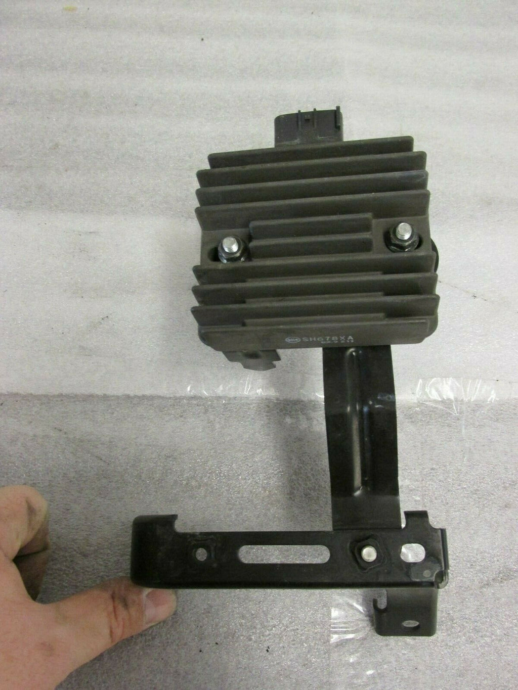 2010-2013 KAWASAKI Z-1000 ZR1000 OEM RECTIFIER VOLTAGE REGULATOR & MOUNT